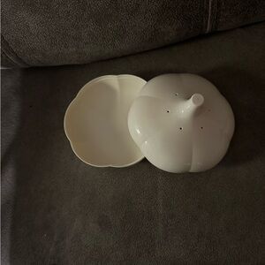 Tupperware White Garlic Keeper. New